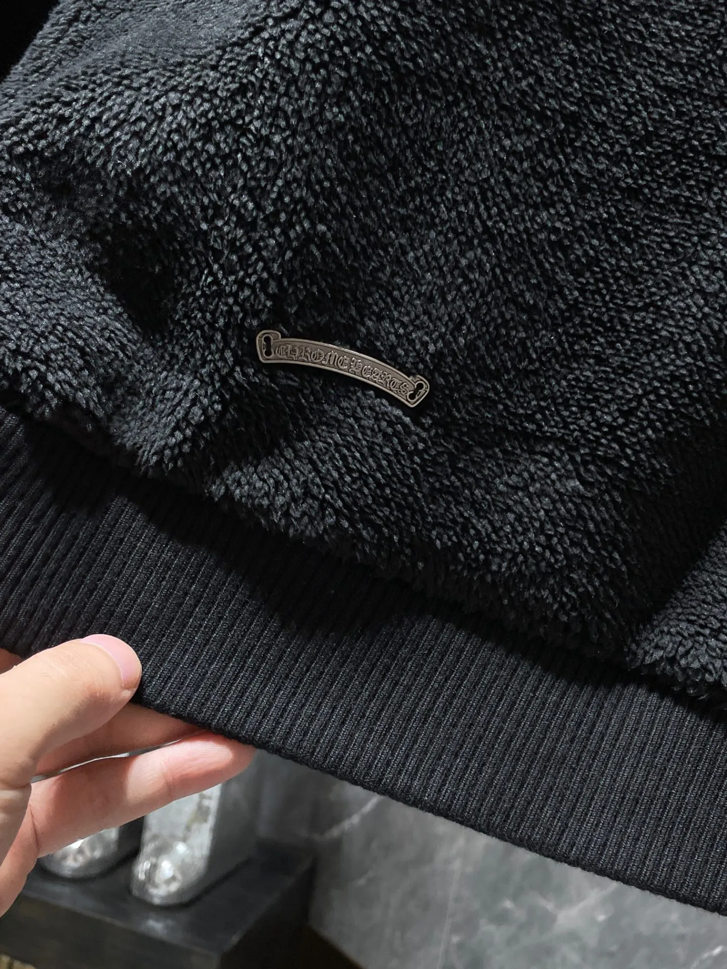 P276 Chrome Hearts 🌨️Winter lamb wool series🌨️ Patchwork embroidered horseshoe cross lamb wool jacket (thick custom alpaca wool material) Heavy craftsmanship, high-end quality Tajima machine embroidery, perfect craftsmanship details! Warm and casual ✨✨The fit is slim and not bulky 🌈Recommended color: black🌈Code numbers: S, M, L, XL.